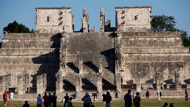 Zahranin turist stoj ped mayskm chrmem Templo de los Guerreros v mexickm Chichn Itz. (20. prosince 2012)