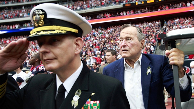 Bval prezident USA George H.W. Bush sleduje zahjen utkn americkho fotbalu v Houstonu (4. listopadu 2012)