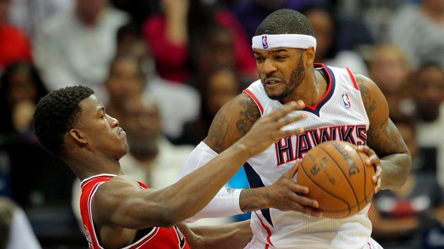 Josh Smith (vpravo) z Atlanty odtlail Jimmyho Butlera z Chicaga.