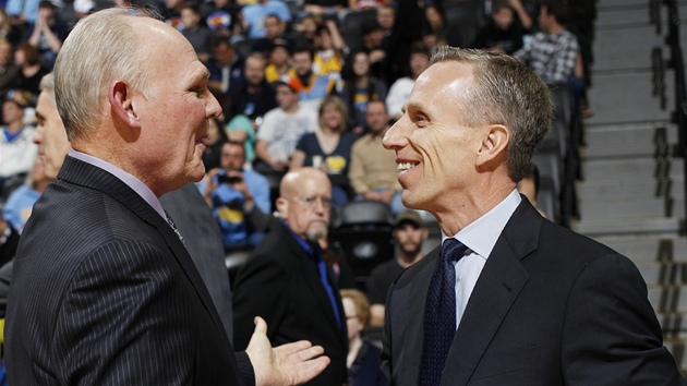 UITEL A K. George Karl (vlevo), dnes trenr Denveru, a Mike Dunlop, jeho bval asistent a aktuln hlavn kou Charlotte.