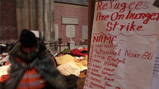 Asi 14 uprchlk nyn dr hladovku, nkolik z nich je ji ve patnm zdravotnm stavu. 