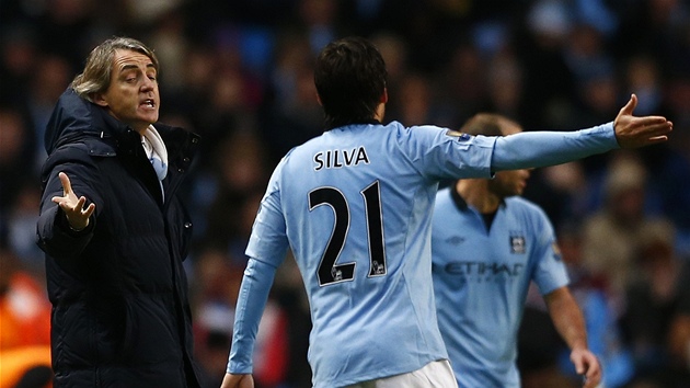 DOMLUVA S TRENREM. David Silva z Manchesteru City se rad s kouem Robertem Mancinim.