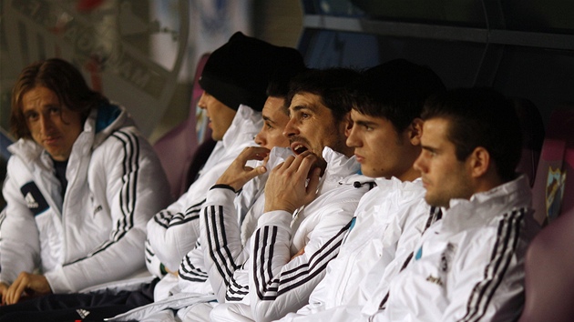 PO DESETI LETECH NA LAVICE. Iker Casillas (tet zprava), brank a kapitn Realu Madrid, usedl pekvapiv mezi nhradnky.