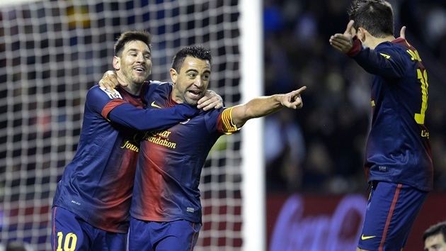 TO TYS HO DAL! Barcelontí Lionel Messi (vlevo) a Jordi Alba gratulují Xavimu
