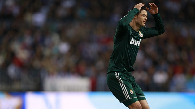TO NE! Cristiano Ronaldo z Realu Madrid lituje zahozen ance.
