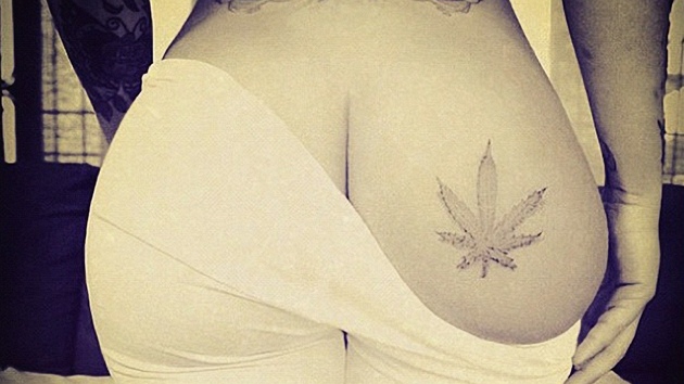 Rihanna se tetovnm pochlubila fanoukm na sociln sti (prosinec 2012).