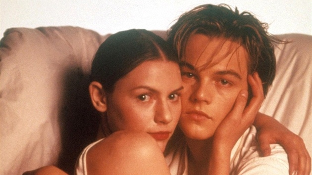 Claire Danesov a Leonardo DiCaprio ve filmu Romeo a Julie (1996)