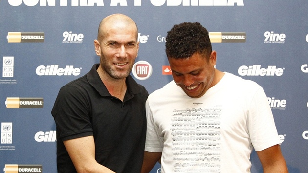Zinadine Zidane a hubenj Ronaldo Nazario (prosinec 2012)