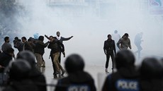 Policisté v Alexandrii museli proti protestujícím pouít slzný plyn. (21.