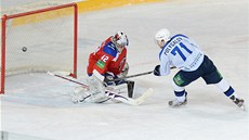 GÓL. Igor Polygalov z Nižněkamsku (vpravo) překonává Tomáše Pöpperleho v brance GÓL. Igor Polygalov z Nižněkamsku (vpravo) překonává Tomáše Pöpperleho v brance