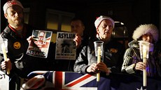 Assange pilo ped ekvádorskou ambasádu v Londýn podpoit asi 80 lidí.