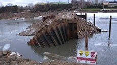 Protrení provizorní hráze táborské nádre Jordán zpsobilo úhyn estnácti tun ryb.