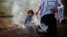 Dívka sleduje oslavy spojené s koncem mayského kalendáe v guatemalském...