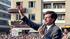Předseda krajně pravicových republikánů Miroslav Sládek zdraví své příznivce na... Předseda krajně pravicových republikánů Miroslav Sládek zdraví své příznivce na...