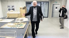 Josef Pleskot prochází výstavou svých architektonických návrh v Gongu v Dolní