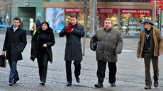 Senátor Tomio Okamura, právnička Klára Samková a senátorovi spolupracovníci... Senátor Tomio Okamura, právnička Klára Samková a senátorovi spolupracovníci...