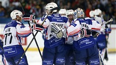 VELKÉ VÍTĚZSTVÍ. Hokejisté Mannheimu se radují z vítězství nad týmem Kanady v VELKÉ VÍTĚZSTVÍ. Hokejisté Mannheimu se radují z vítězství nad týmem Kanady v