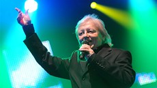 Václav Neckář při zahajovacím koncertu Půlnočního turné v Pardubicích (17. 12. Václav Neckář při zahajovacím koncertu Půlnočního turné v Pardubicích (17. 12.