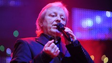 Václav Neckář při zahajovacím koncertu Půlnočního turné v Pardubicích (17. 12. Václav Neckář při zahajovacím koncertu Půlnočního turné v Pardubicích (17. 12.
