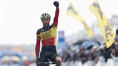 Sven Nijs vítzí v závodu Svtového poháru v cyklokrosu v belgickém Zolderu. 