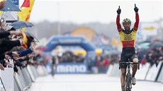 Sven Nijs vítzí v závodu Svtového poháru v cyklokrosu v belgickém Zolderu. 