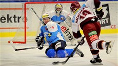 PROTI STŘELE. Ivan Rachůnek ze Sparty pálí na branku Plzně, do jeho rány se PROTI STŘELE. Ivan Rachůnek ze Sparty pálí na branku Plzně, do jeho rány se