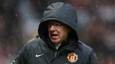 FOTBAL V DETI. Trenér Alex Ferguson z Manchesteru United jde na své místo a na