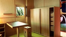 Židle si architekt vyrobil z přepravek na whiskey. Model domu. Židle si architekt vyrobil z přepravek na whiskey. Model domu.