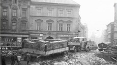 Historický snímek převozu podbetonovaných základů a zbytku románského domu Historický snímek převozu podbetonovaných základů a zbytku románského domu