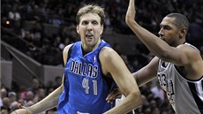 Dirk Nowitzki (vlevo) z Dallasu obchází Borise Diawa ze San Antonia. Dirk Nowitzki (vlevo) z Dallasu obchází Borise Diawa ze San Antonia.