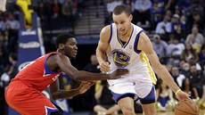 Stephen Curry (vpravo) z Golden State obchází Jrue Holidaye z Philadelphie.