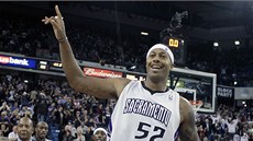 Jason Johnson ze Sacramenta Kings slaví vítznou trojku proti New Yorku Knicks.