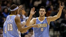 Danilo Gallinari (vpravo) z Denveru slaví se spoluhrái Andrem Iguodalou a