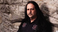 Kytarista Ministry Mike Scaccia zemřel na scéně. Kytarista Ministry Mike Scaccia zemřel na scéně.