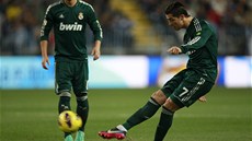 PÁLÍM! Cristiano Ronaldo z Realu Madrid stílí z pímého kopu na bránu Málagy.