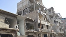 Trosky dom, které údajn zasáhly rakety vypálené ze stíhaky Asadovy armády ve