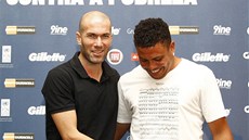 Zinadine Zidane a hubenjí Ronaldo Nazario (prosinec 2012)