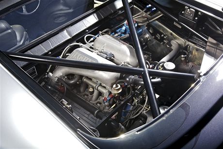 Jaguar XJ 220 nakonec dostal namsto slibovanho dvanctivlce motor s