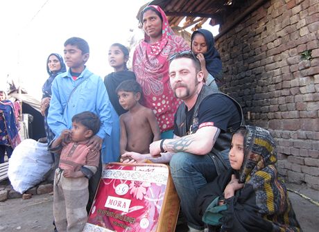 Martin Solar pomáhá v uprchlickém táboe v pákistánském mst Sialkot. 