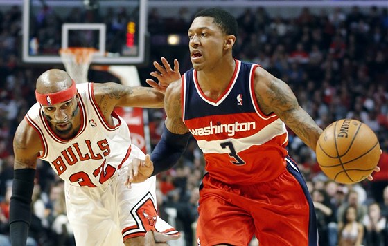 Bradley Beal (vpravo) z Washingtonu uniká Ripu Hamiltonovi z Chicaga.