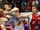 Pardubick Travis Nelson (s mem) v utkn proti Svitavm, fauluje ho Pavel