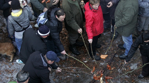 Lid oslavili konec roku na nov rozhledn na vrchu Maenka (29. prosince 2012).