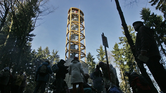 Lid oslavili konec roku na nov rozhledn na vrchu Maenka (29. prosince 2012).