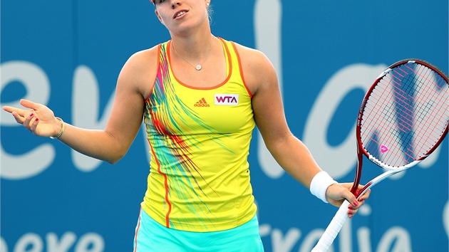 ALE PANE ROZHOD... Nmeck tenistka Angelique Kerberov v utkn prvnho kola turnaje v australskm Brisbane proti Ann Tativiliov z Gruzie.