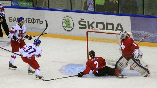 ESK GL. Tom Hyka (27) posl do odkryt vcarsk branky puk, ktermu v cest nezabrn ani vcarsk bek Cedric Hachler (2).