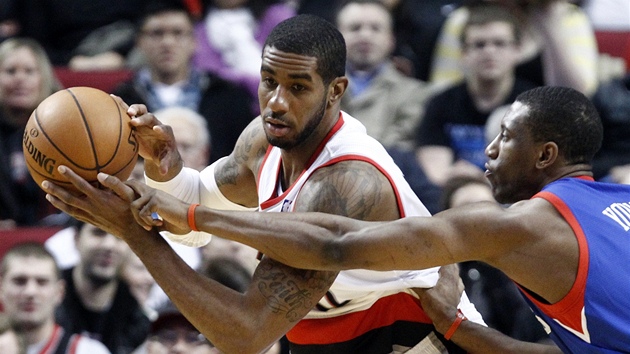 LaMarcus Aldridge z Portlandu si kryje m ped Thaddeusem Youngem z Philadelphie,