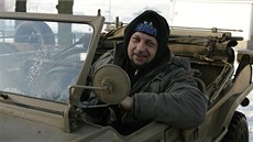 Majitel raritního vozu Jan Lukáek na silvestrovském srazu veterán