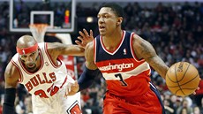 Bradley Beal (vpravo) z Washingtonu uniká Ripu Hamiltonovi z Chicaga. Bradley Beal (vpravo) z Washingtonu uniká Ripu Hamiltonovi z Chicaga.