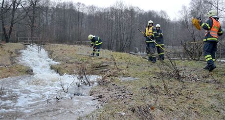 Hasii zasahovali v sobotu kvli velké vod v Karlovarském a Ústeckém kraji. Foto je ze zásah v Kraslicích a Nejdku na Karlovarsku (5. ledna 2013)