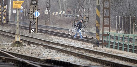 Ne vichni chodci i cyklisté respektují zákaz vstupu na kolejit. Foto: Radek Kalhous